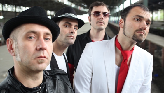 Atila Đember (bas), Aleksandar Glišić (bubnjevi), Boris Rabrenović (gitara), Danko Rabrenović (gitara i vokal)